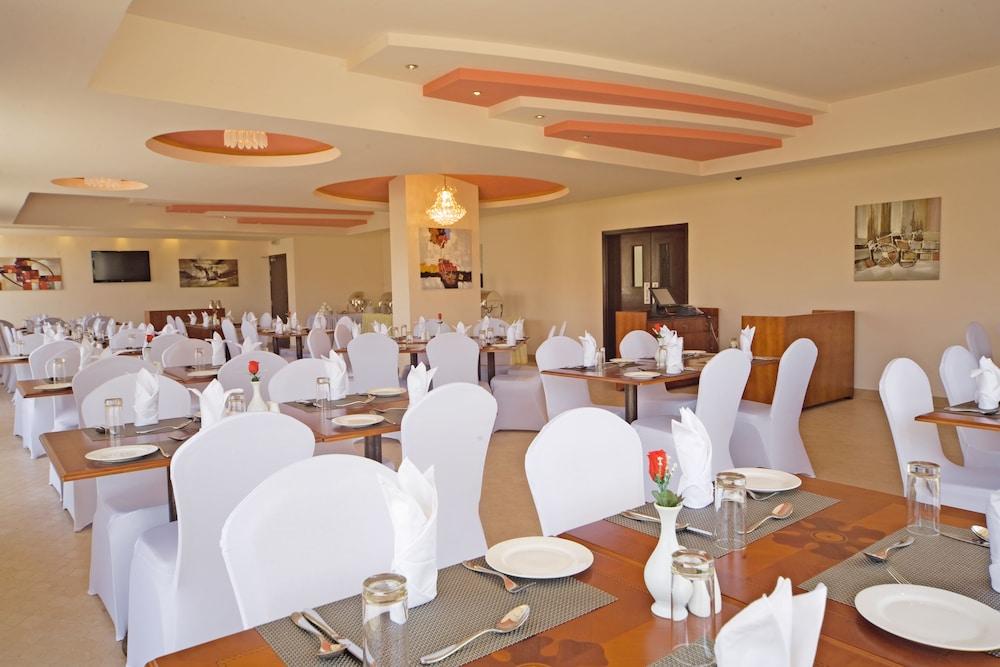Centara Life Muscat Dunes Hotel Екстер'єр фото